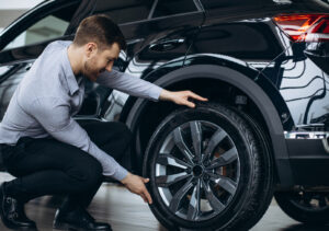 Hombre revisando auto antes de salir